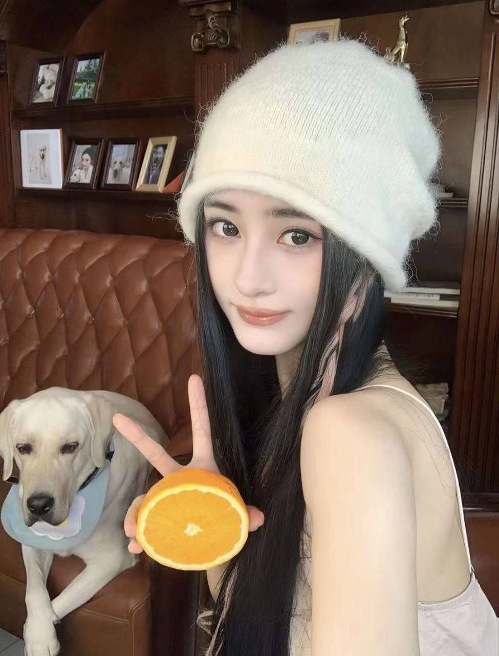 上海品茶·古竹工作室上门茶事现场，茶艺师在会客室布置长条茶席